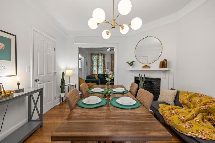 Townhouse in Savannah · 3 bedrooms · 4 beds · 2.5 private baths — photo 2