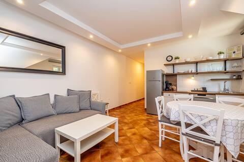Successful Airbnb property: Apartment Lantana with heated pool in Linardići