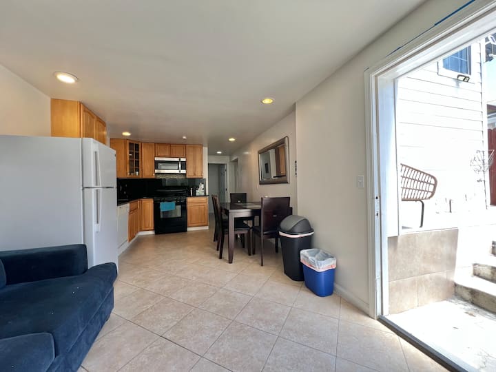 Cozy 2b1b Ground Unit W/ Private Yard Walk To Bart - San Leandro, CA
