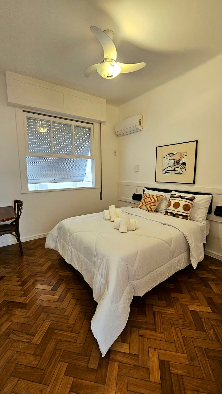 חדר עם מיטה זוגית וחדר רחצה פרטי. בסוויטה יש מיזוג אוויר, מאוורר תקרה, טלוויזיה, שולחן עבודה וארון מלא.