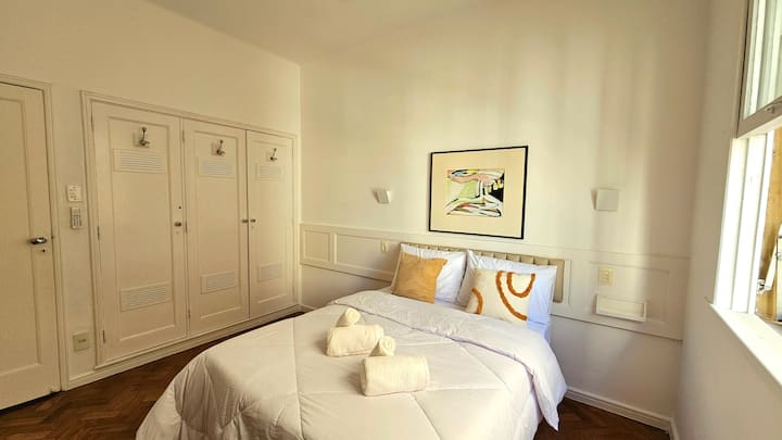 חדר 2 עם מיטה זוגית, מיזוג אוויר, מאוורר תקרה וארונות מלאים