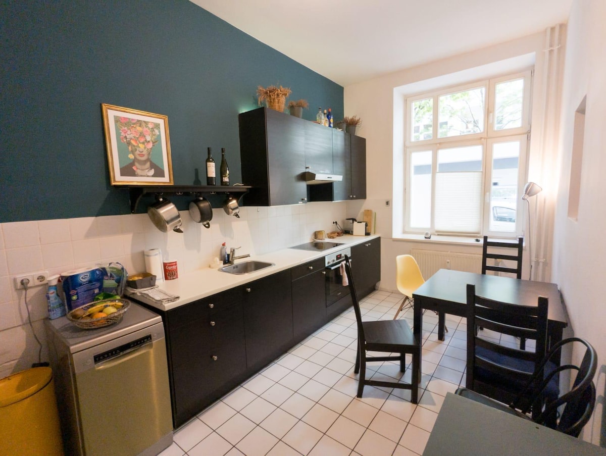 Beliebte Airbnb-Anzeige: Spacious Altbau with Airport Link in Alt Treptow