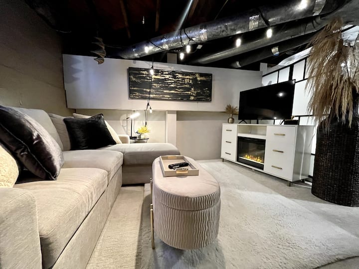 Futon Nook - Kauč se izvlači u spavaću sobu, lažni kamin propušta veliku toplinu - ili - postoji mogućnost da imate samo plamen, bez grijanja.  Mnogo igračaka i knjiga u bijelom zabavnom centru.