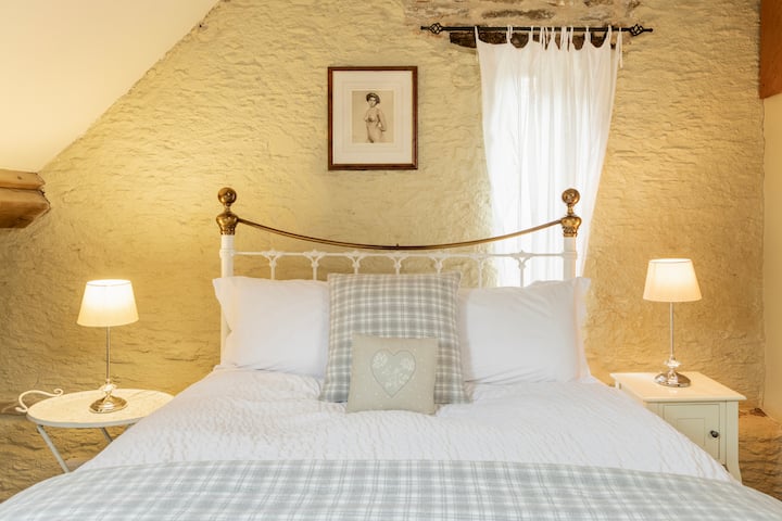 Спалня със собствена баня.