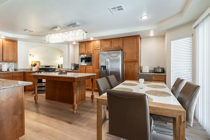 Las Vegas home minutes away from the strip!! gallery image 4