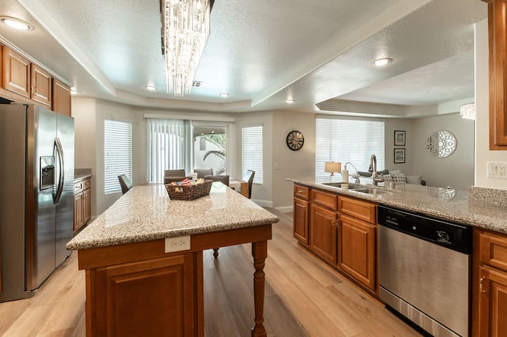 Las Vegas home minutes away from the strip!! gallery image 3