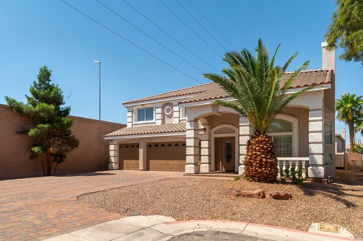 Las Vegas home minutes away from the strip!!