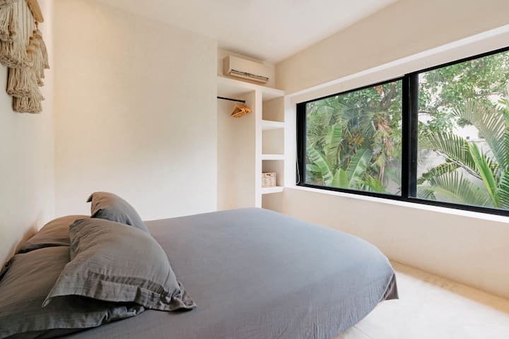 Queen Size Suite with individual Bathroom with Shower 