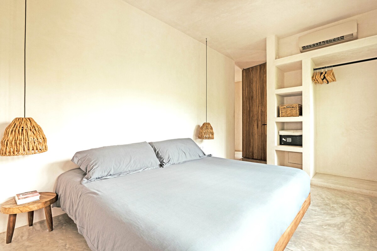 Seconda camera da letto matrimoniale grande con bagno interno con doccia.