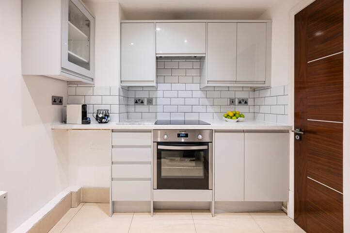 2Bed 2Bath Contemporary Victorian Apartment London gallery image 4