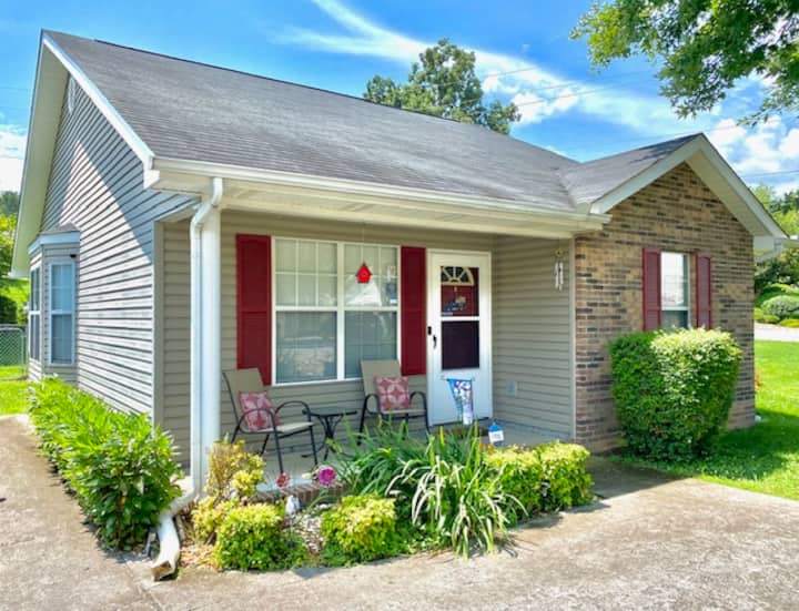 Dollys Smoky Mountains Farmhouse Cottage - Sevierville