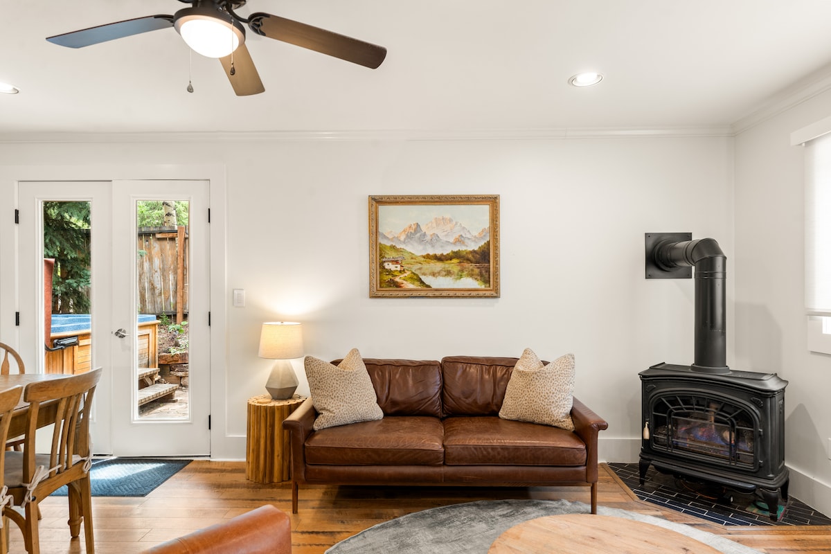Top performing Airbnb: Walk to Main St. & Mountain - Duplex with Hot Tub in Colorado