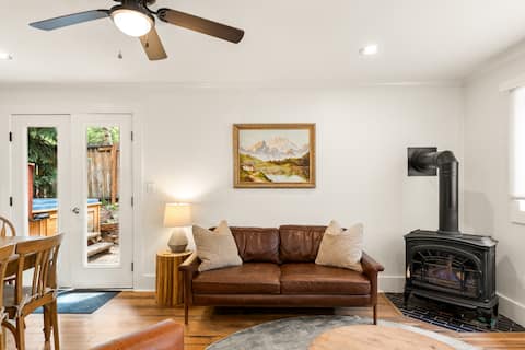 Top performing Airbnb: Walk to Main St. & Mountain - Duplex with Hot Tub in Colorado