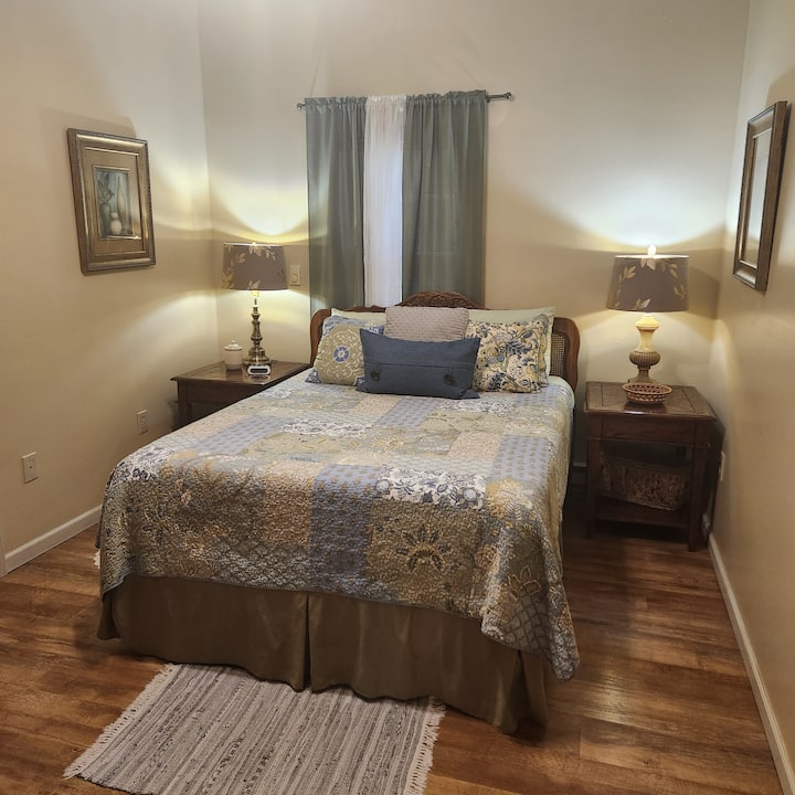 Primary bedroom, Queen bed, large walk in closet, tv