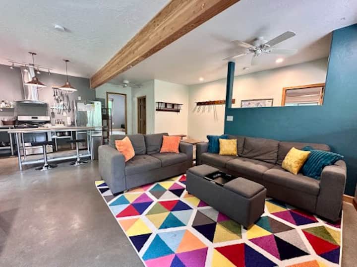 Mountain Ski Retreat - Hot Tub! - (1br/3beds) - Alyeska