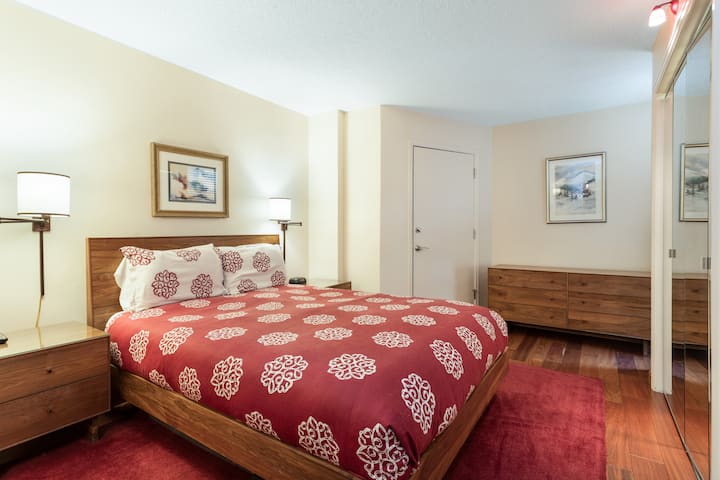 חדר שינה ראשי עם מיטת קווין סייז ואמבטיה ראשית צמודה עם אמבטיה ומקלחת!
