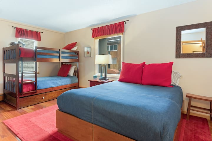 חדר שינה שני עם מיטת קווין סייז, שתי מיטות קומתיים, טלוויזיה ונוף להר! מושלם לילדים!
