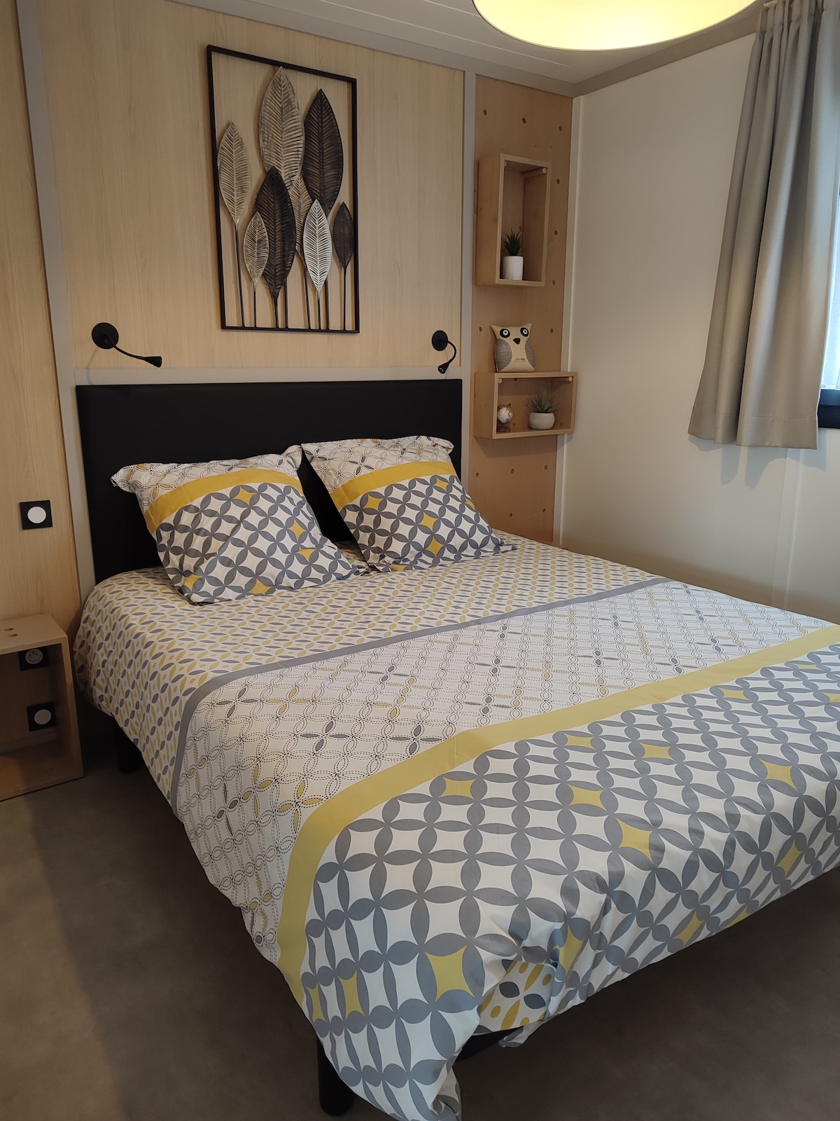 The master bedroom with a bed 160