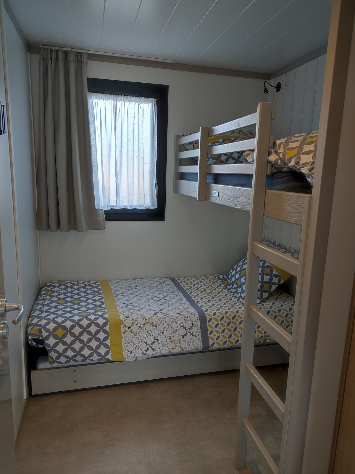 The children's room can accommodate 3 people with the pull-out bed