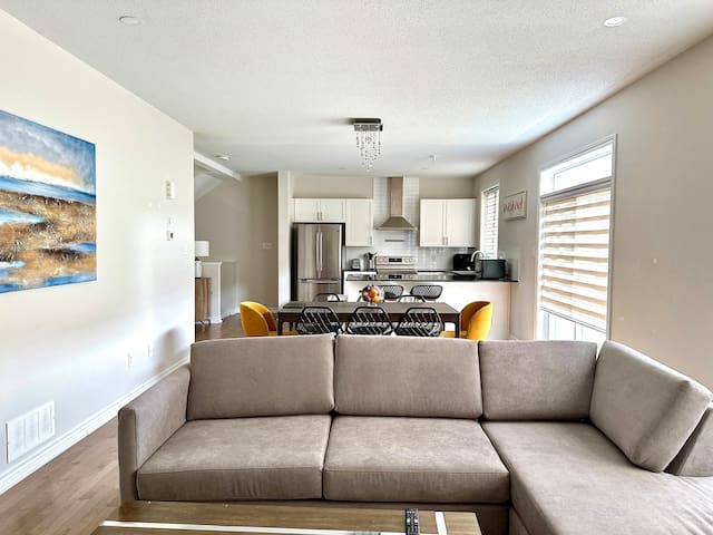 Modern Home by Barrhaven Marketplace 5BR 3.5BATH