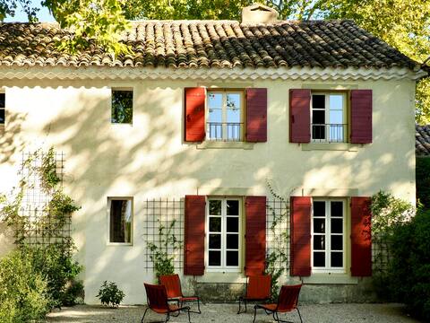 House in the heart of a vineyard in Provence