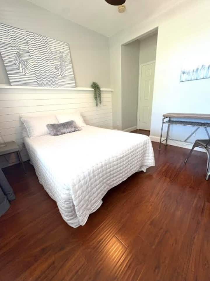 Chambre avec placard et bureau 