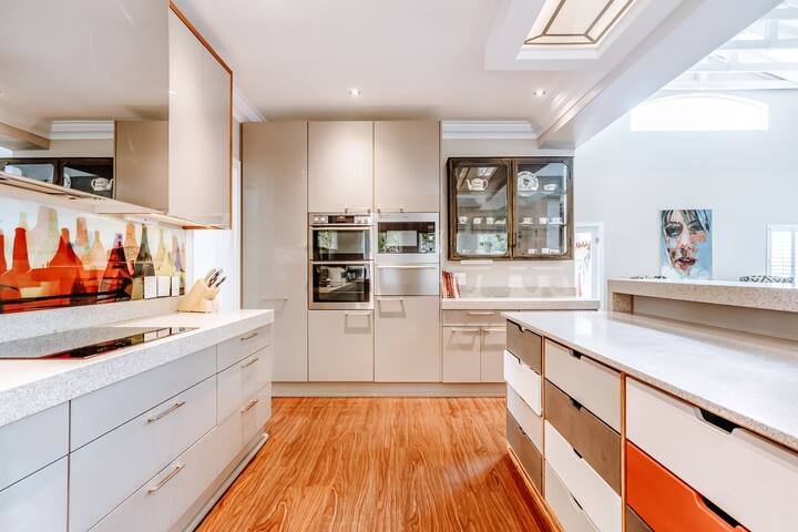 Spacious Family Home | Beautiful Gardens | Secure gallery image 4