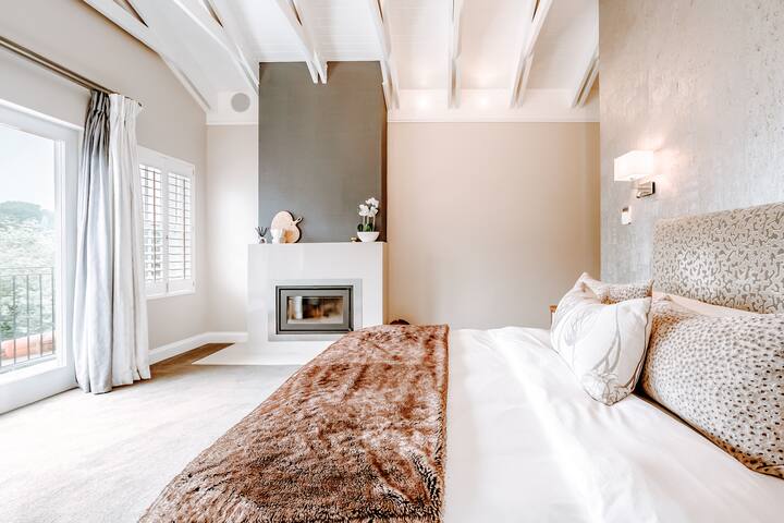 Spacious Family Home | Beautiful Gardens | Secure gallery image 3