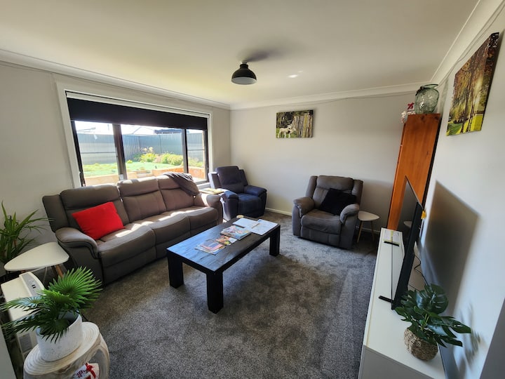 3 Queen Rooms & Living - Sleeps 6 (Hosted House) - Oberon