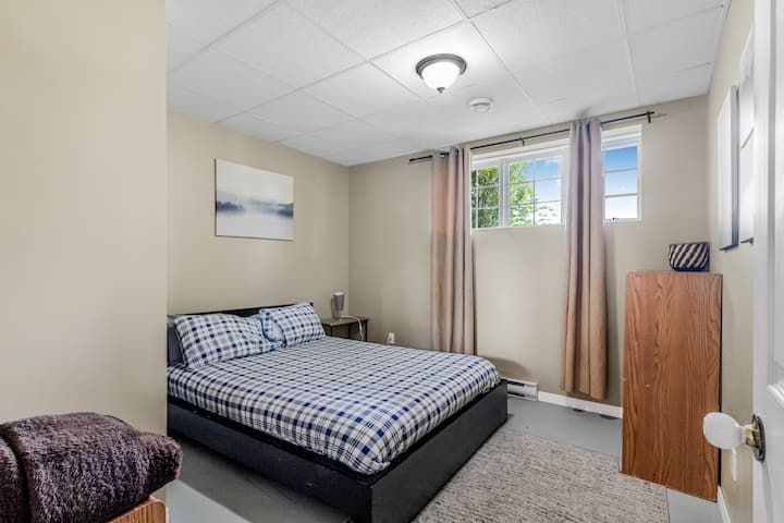 Двойна спалня в мазето с обща баня и тоалетна 