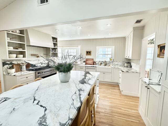 July Discount – LA Sanctuary, Best Location+ Pool! gallery image 5