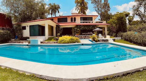 Beautiful house with swimming pool, tennis court