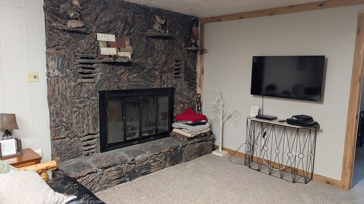 семејна соба (подрум) со  втор камин и телевизор