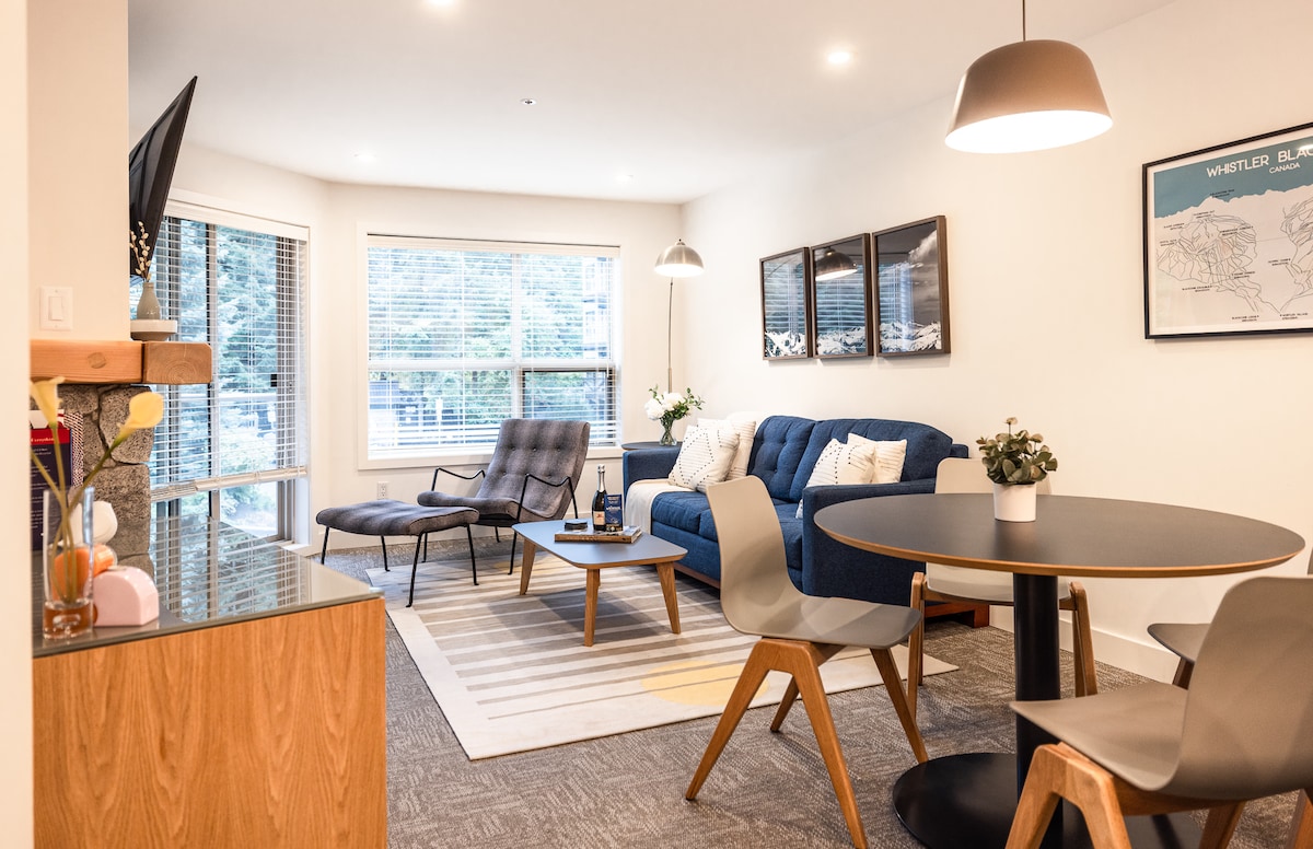 Vitajte v Aspens Lodge-236. Jeden z najväčších kondomínií rezortu Whistler sa nachádza v Upper Village, len pár krokov od kabínkovej lanovky Blackcomb (v zime lyžujte dnu a von). Vychutnajte si vyhrievaný bazén a vírivky po celý rok. Prejdite sa do slávnych reštaurácií a barov.