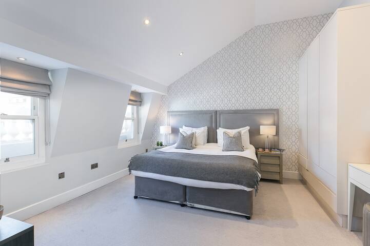 Modern Penthouse in Paddington • 3BR • A/C gallery image 4