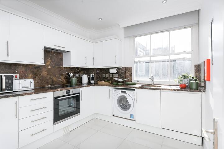 Modern Penthouse in Paddington • 3BR • A/C gallery image 2