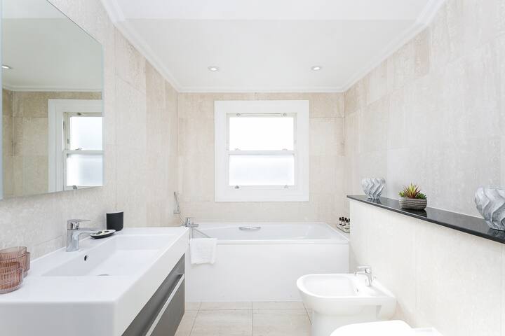 Modern Penthouse in Paddington • 3BR • A/C gallery image 5