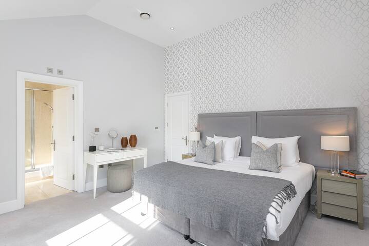 Modern Penthouse in Paddington • 3BR • A/C gallery image 3