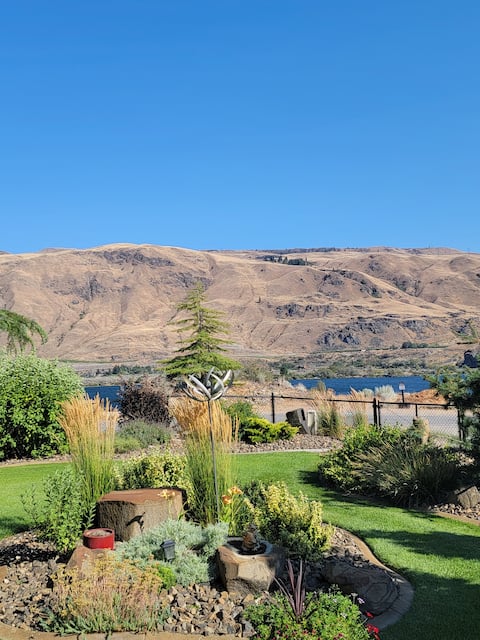 Views, Private Yard, Hot Tub, Sauna, + Bocce Ball