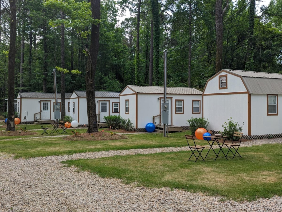 HOCUS POCUSTINY HOUSE 10 mile to AuburnQueen Bed Tiny houses for