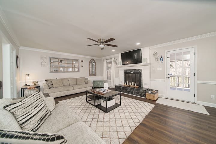 Private 4br W/ Heated Pool, Hot Tub & Fire Pit - Greensboro, NC