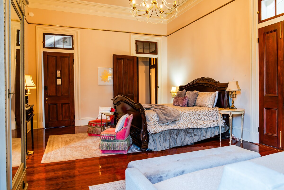 NEW! Private 2-BR Lanaux King Ste w/balcony Fr.Qtr - Bed and breakfasts for  Rent in New Orleans, Louisiana, United States - Airbnb