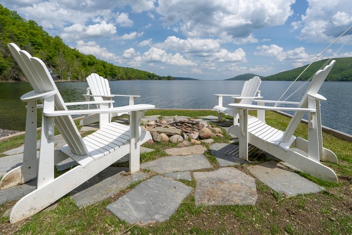 The Chosen Spot: Secluded, Views, Wineries, Hot Tub, Skiing, Pet Friendly! - Naples, NY