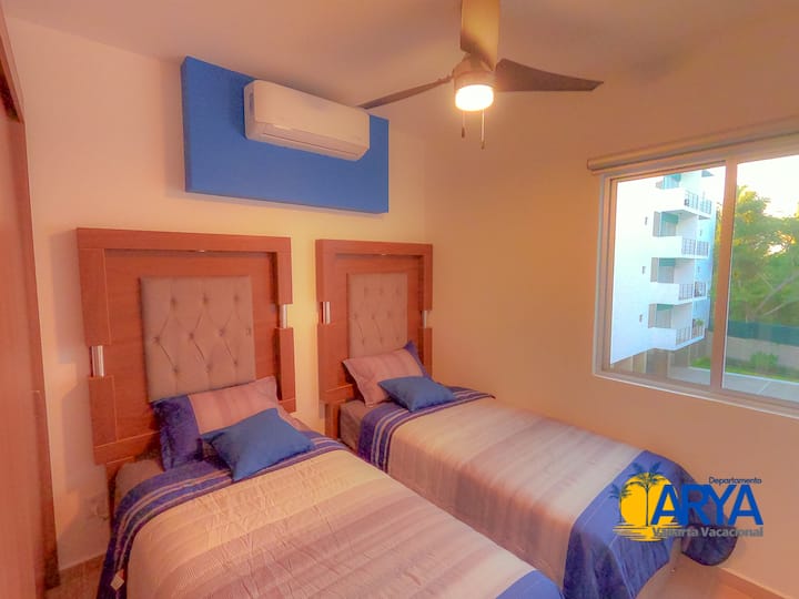 Slaapkamer met 2 één persoons bedden