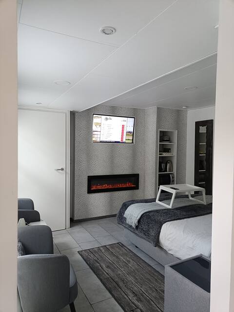 Luxury  self-contained unit + WiFi+Netflix