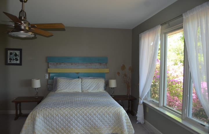 带面向水的飘窗的主卧