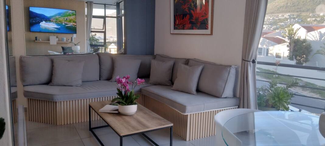 Beach Apartment with magical mountain views gallery image 4