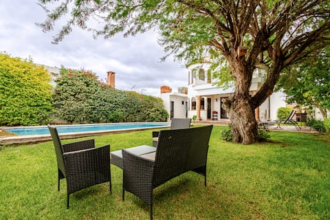 Popular Airbnb listing: Downtown family house with a pool. Pet friendly. in Tequisquiapan