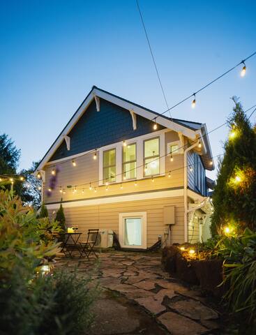 Overlook Cottage, Upscale w/ Off-Street Parking!