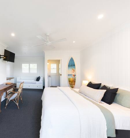 FINNS AT OLD BAR – LUXURY HOLIDAY HOUSE SLEEPS 19 gallery image 3